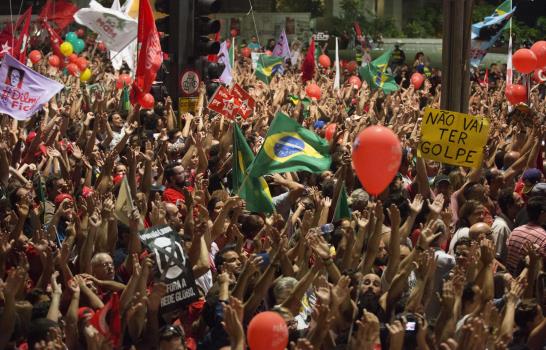 Lula llama a la conciliación durante manifestación en defensa del Gobierno