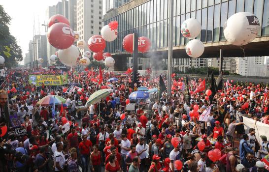 Lula llama a la conciliación durante manifestación en defensa del Gobierno