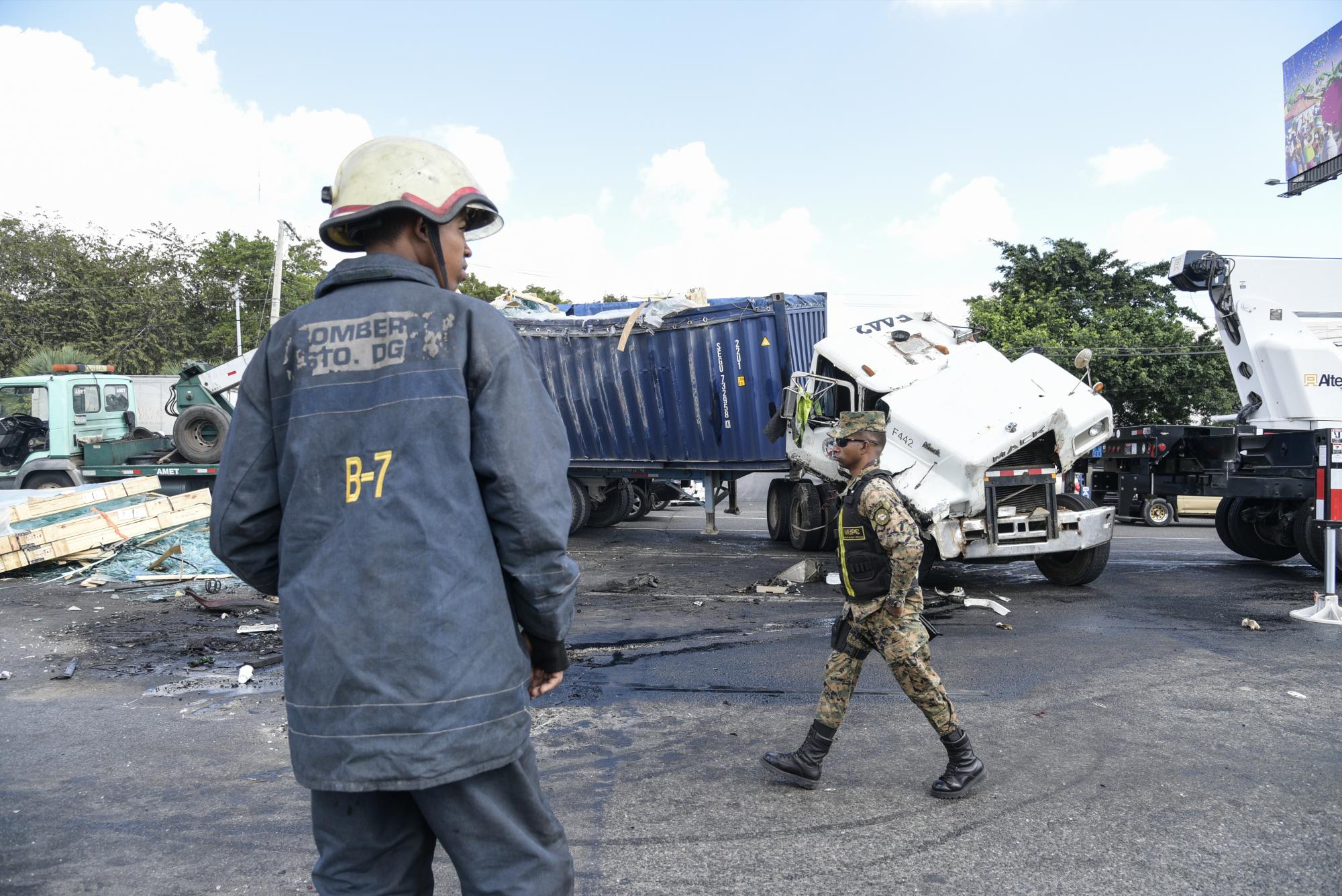 Agentes de la Amet y miembros de los Bomberos retiran de la vía el vehículo accidentado.