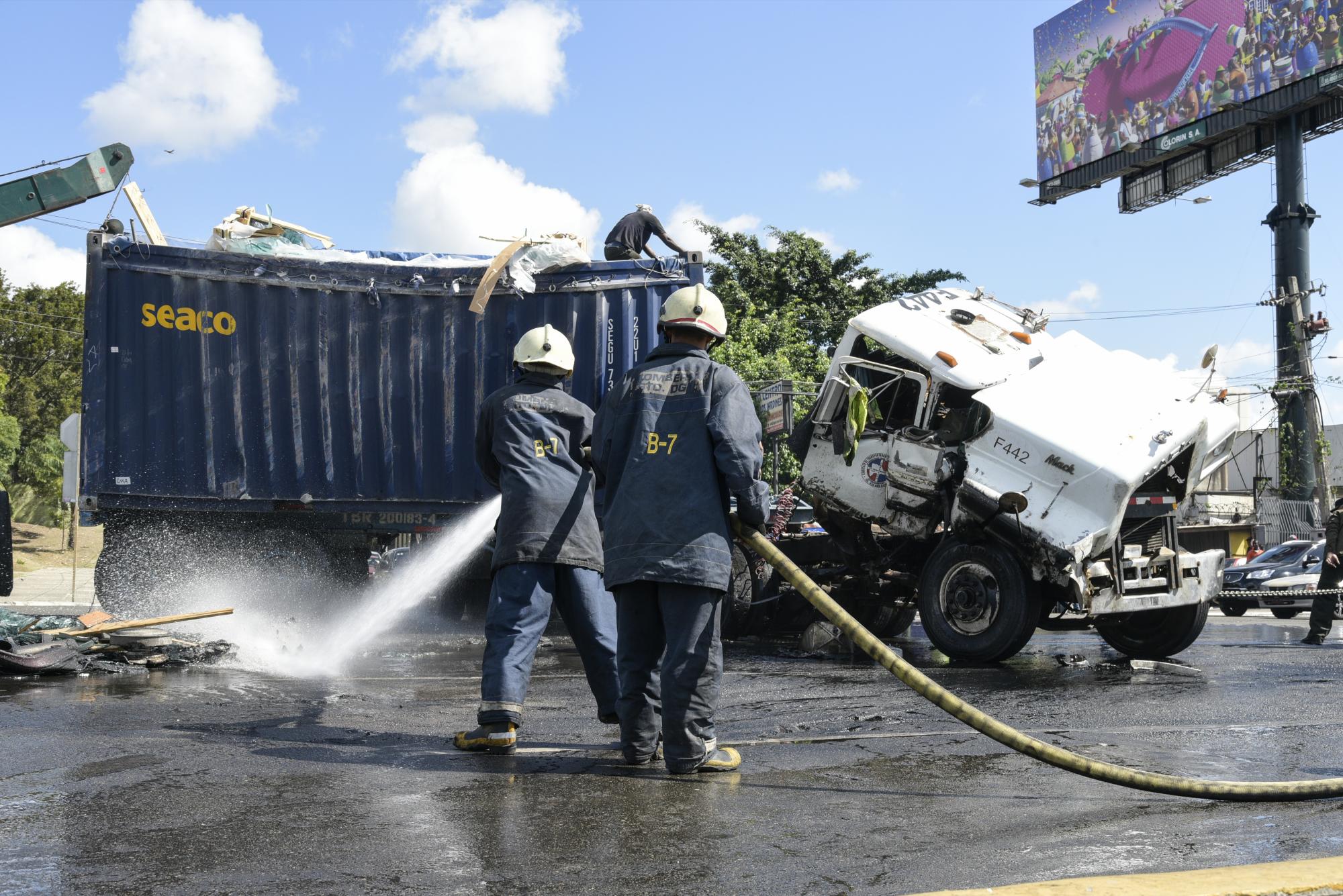 Agentes de la Amet y miembros de los Bomberos retiran de la vía el vehículo accidentado.