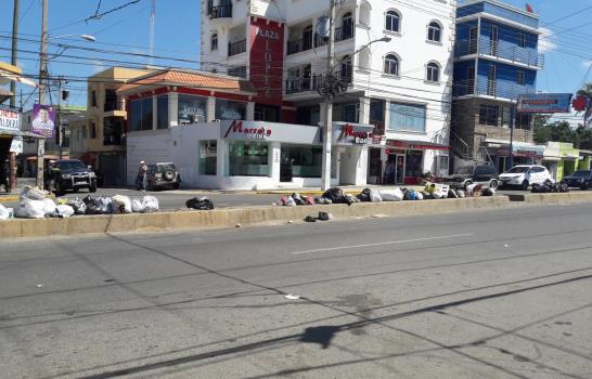 Reata de avenida Estrella Sadhalá de Santiago es un depósito de basura