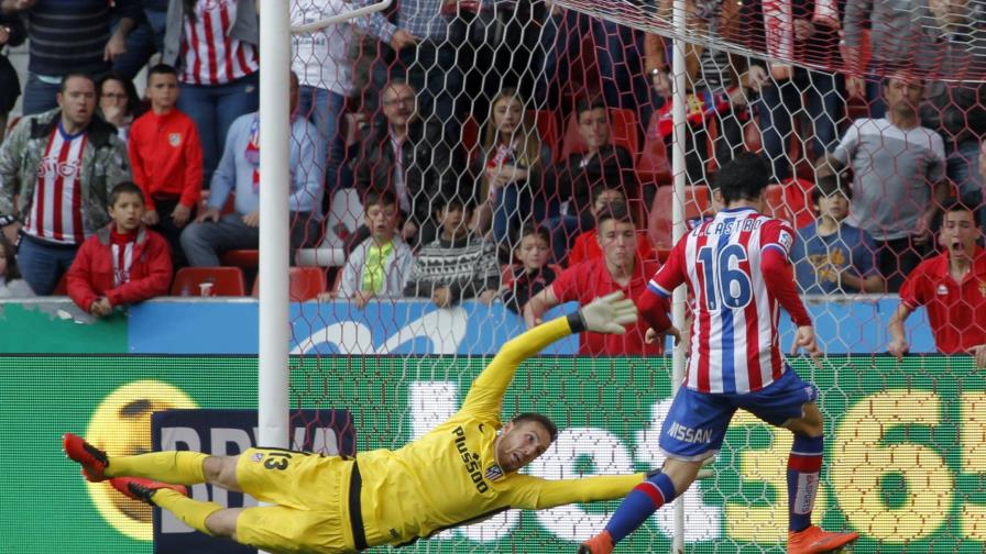 El Atlético resbala y aleja sus posibilidades de dar caza en la cima al Barcelona