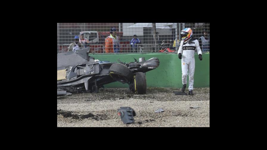 Alonso sufre un espectacular choque en el GP de Australia 