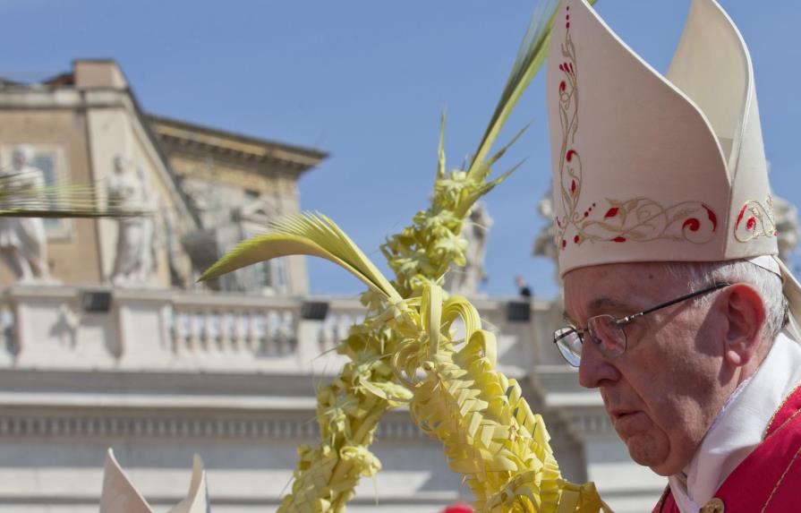 El papa Francisco da inicio a la Semana Santa al bendecir palmas y ramos de olivo