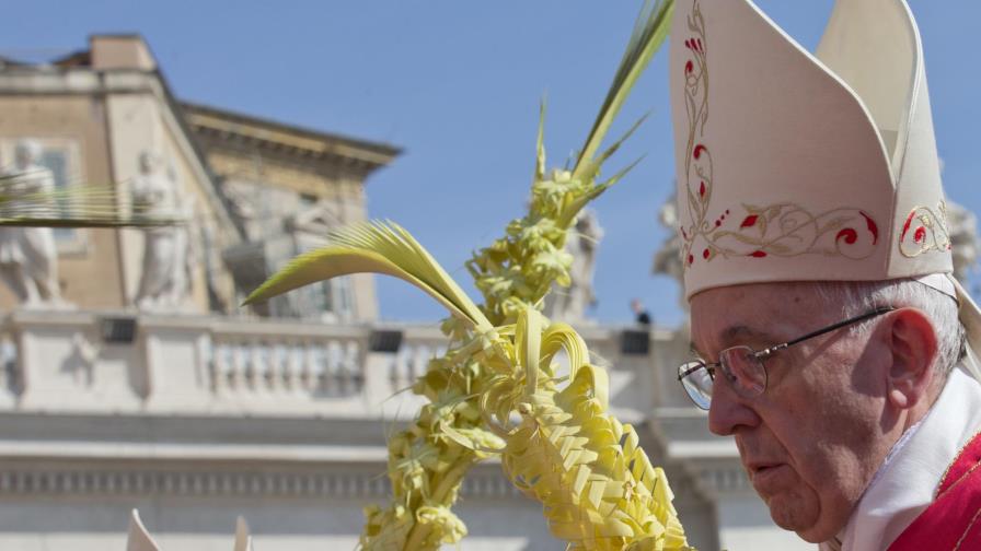 El papa Francisco da inicio a la Semana Santa al bendecir palmas y ramos de olivo