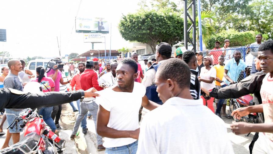 Hallan vigilante muerto en agencia de vehículos de Santiago