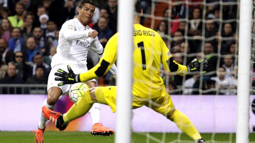 El Real Madrid golea al Sevilla (4-0) y se coloca a 10 puntos del Barcelona