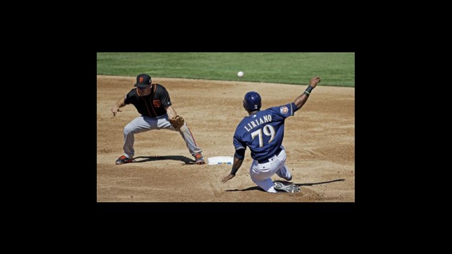 Rymer Liriano recibe pelotazo en el rostro en pretemporada