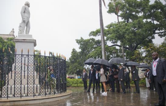 Lluvia, flores y un “¿qué bolá?” marcan las primeras horas de Obama en Cuba