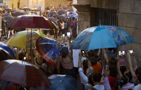 Lluvia, flores y un “¿qué bolá?” marcan las primeras horas de Obama en Cuba