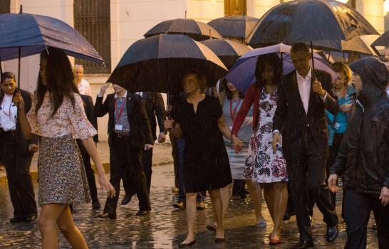 Lluvia, flores y un “¿qué bolá?” marcan las primeras horas de Obama en Cuba