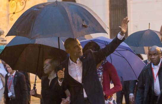 Lluvia, flores y un “¿qué bolá?” marcan las primeras horas de Obama en Cuba