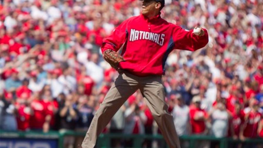 Expectativa por ver si Obama hace el primer lanzamiento