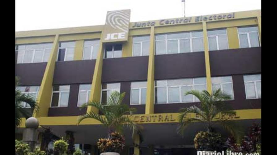 Partidos acuden a la JCE a inscribir candidatas para cumplir con cuotas femeninas Partidos acuden a la JCE a inscribir candidatas para cumplir con cuotas femeninas