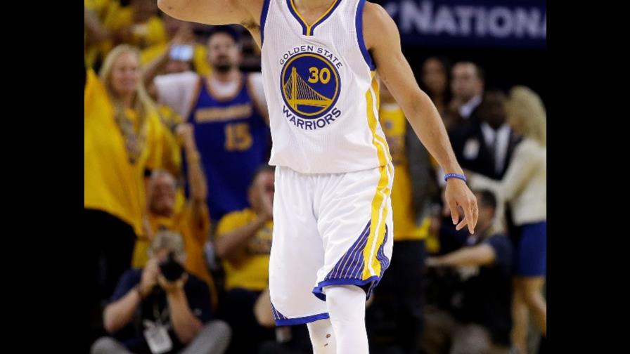Stephen Curry sigue como líder anotador en la NBA