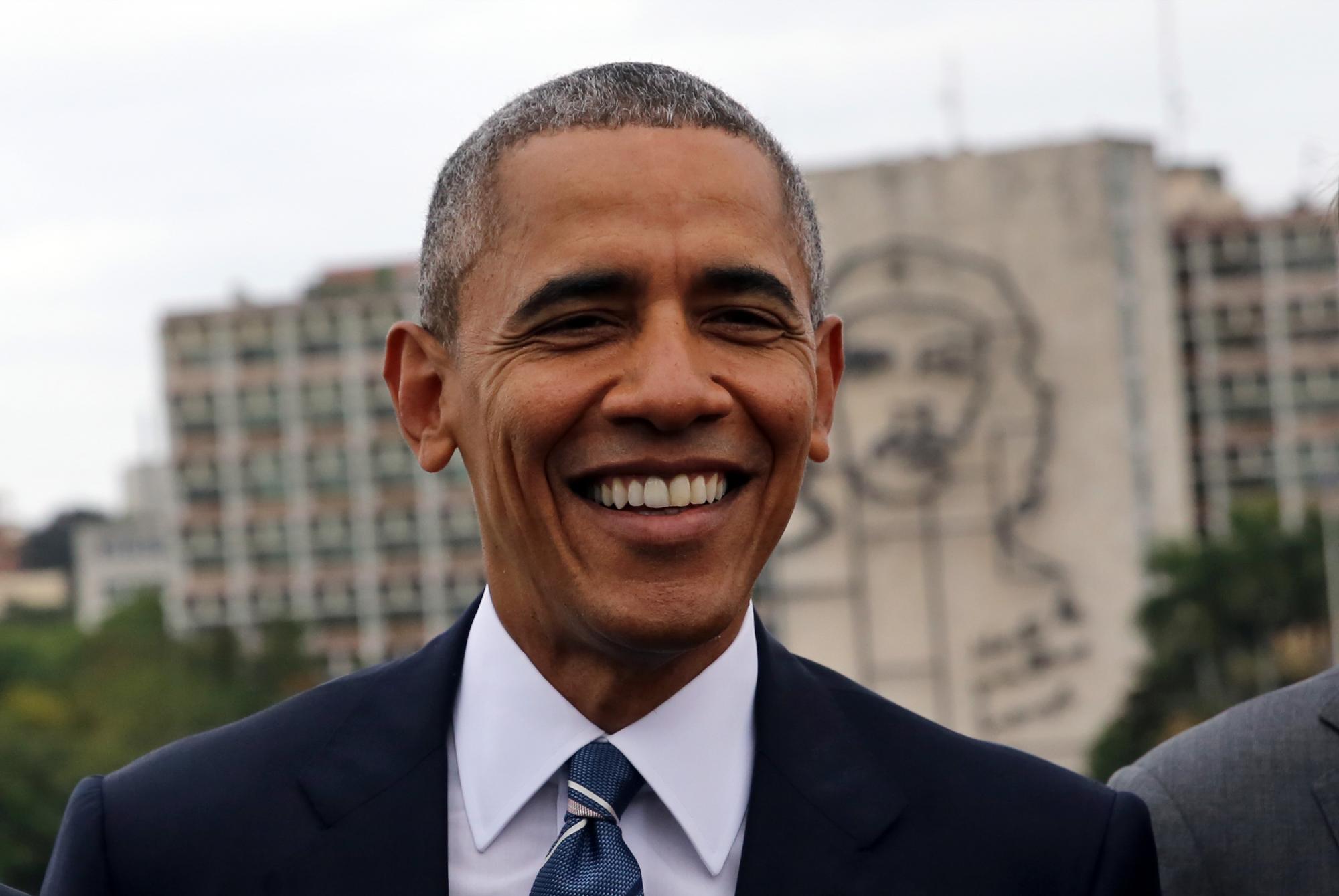 El presidente de Estados Unidos Barack Obama durante la colocación de la ofrenda floral ante el monumento del prócer cubano José Martí, en la Plaza de la Revolución en La Habana