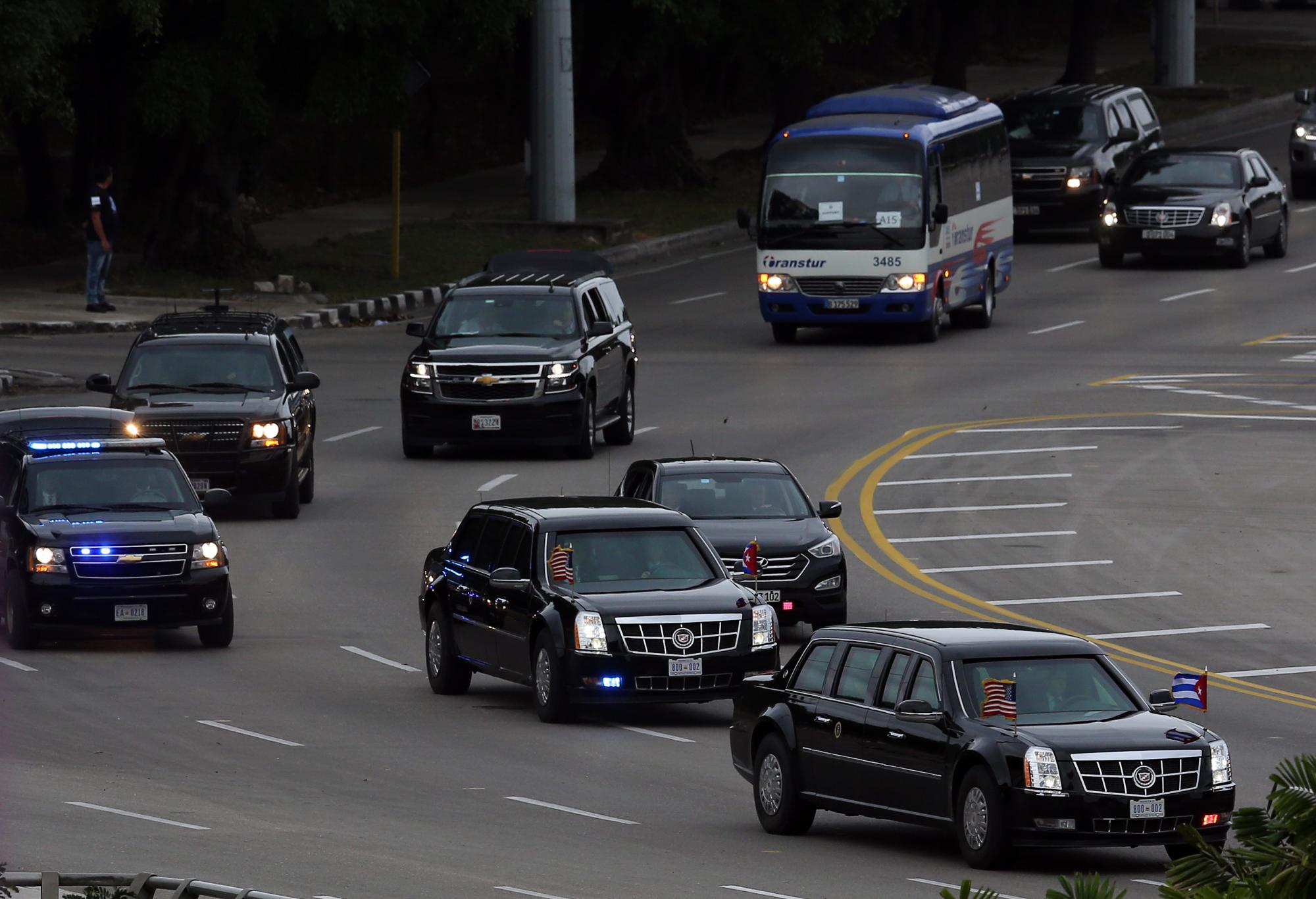 El auto de el presidente de Estados Unidos Barack Obama circula hoy, lunes 21 de marzo de 2016, por calles aledañas a la Plaza de la Revolución en La Habana (Cuba).