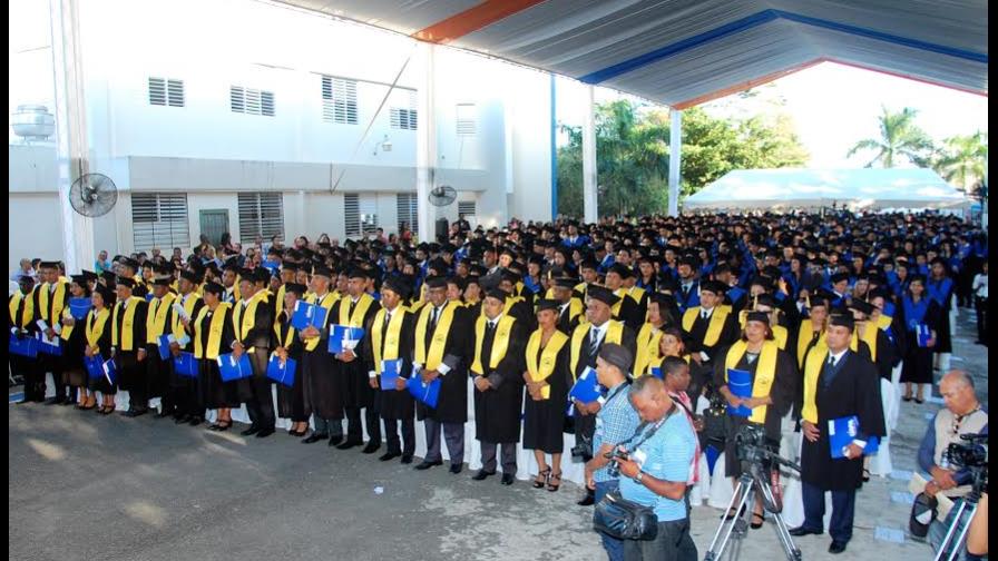 UAPA gradúa 637 nuevos profesionales; el 64% fueron mujeres