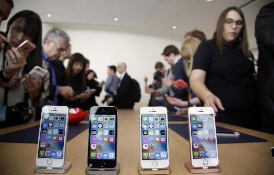 Apple lanza una versión más pequeña y “económica” del iPhone