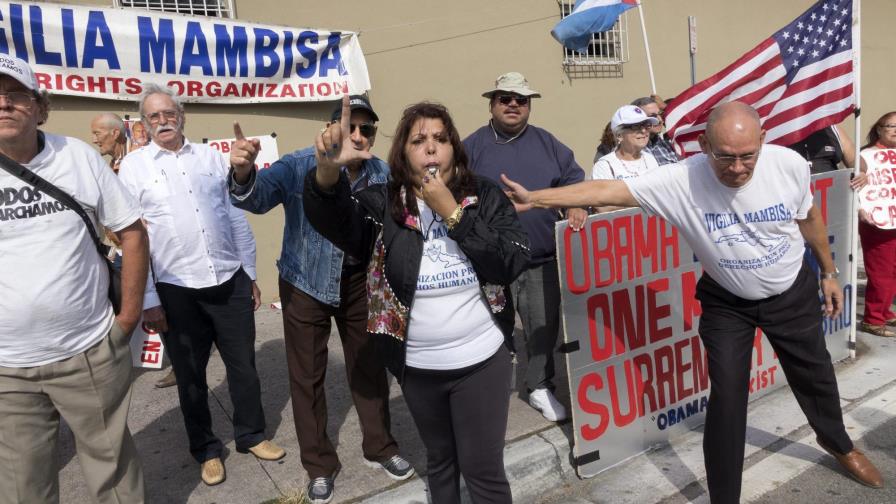 Grupo del exilio cubano aplasta emblemas de Obama por “traidor” Grupo del exilio cubano aplasta emblemas de Obama por “traidor”