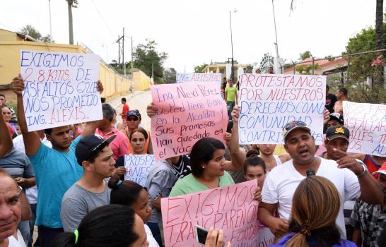 Marchan en comunidad de La Vega para exigir el arreglo de carretera