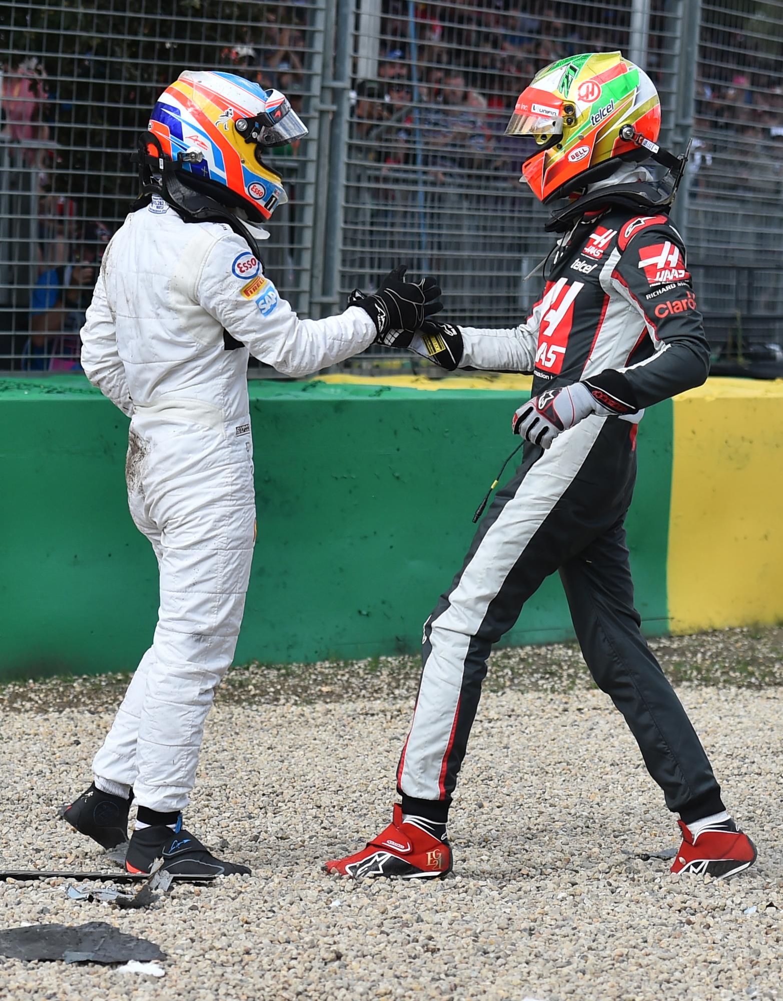 Al quedar vivos ambos pilotos, atinaron a saludarse. Así Esteban Gutiérrez, derecha, se acercó a Fernando Alonso, luego de la colisión. 