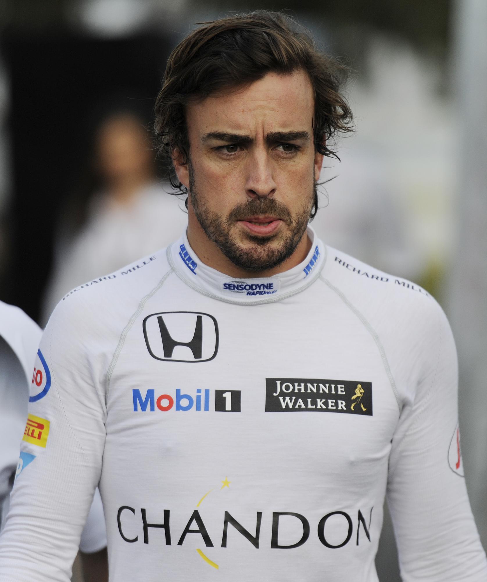 Fernando Alonso se dirige al garage de su equipo, luego del accidente. 
