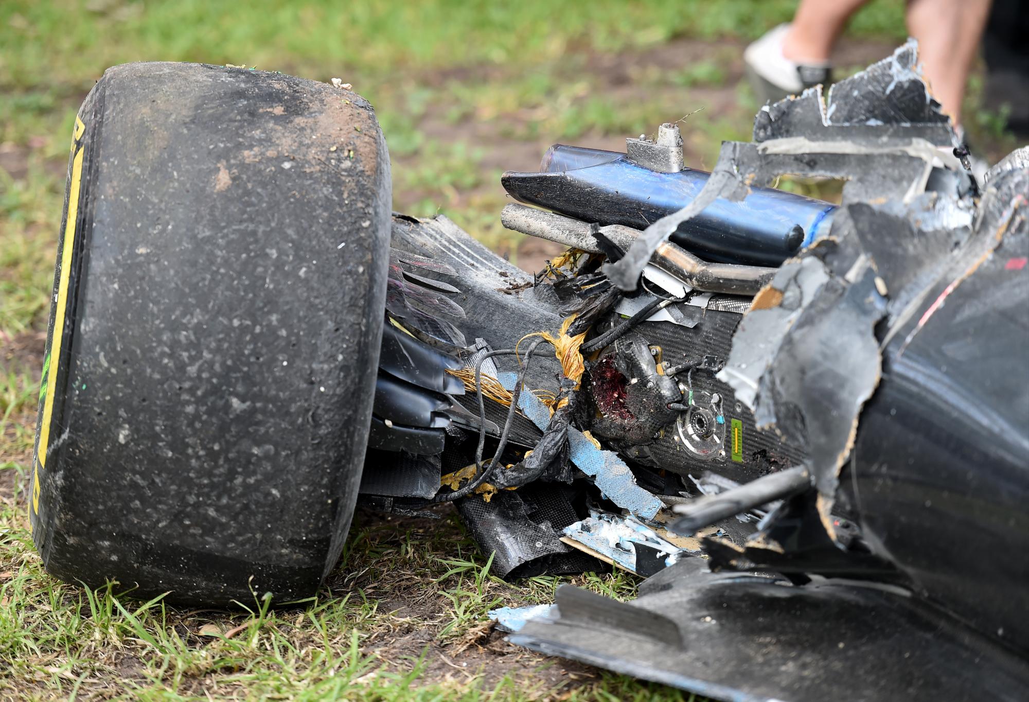 La rueda delantera izquierda del vehículo McLaren en el que se accidentó Fernando Alonso. 