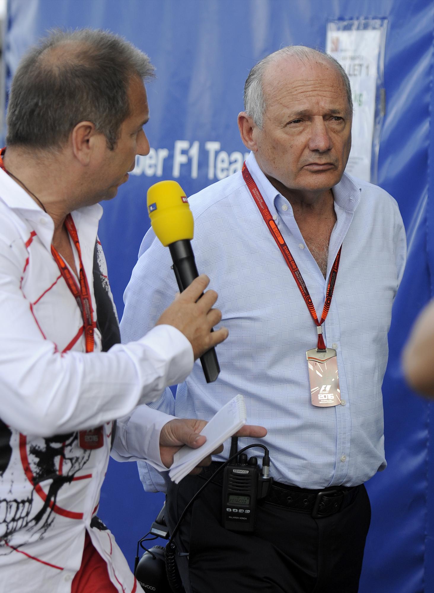 El director ejecutivo de McLaren, Ron Dennis, es entrevistado sobre el accidente sufrido por su piloto, Fernando Alonso. 