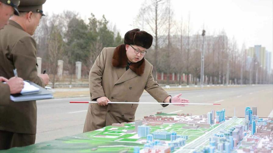 Kim Jong-un supervisa el lanzamiento de proyectiles en plena tensión