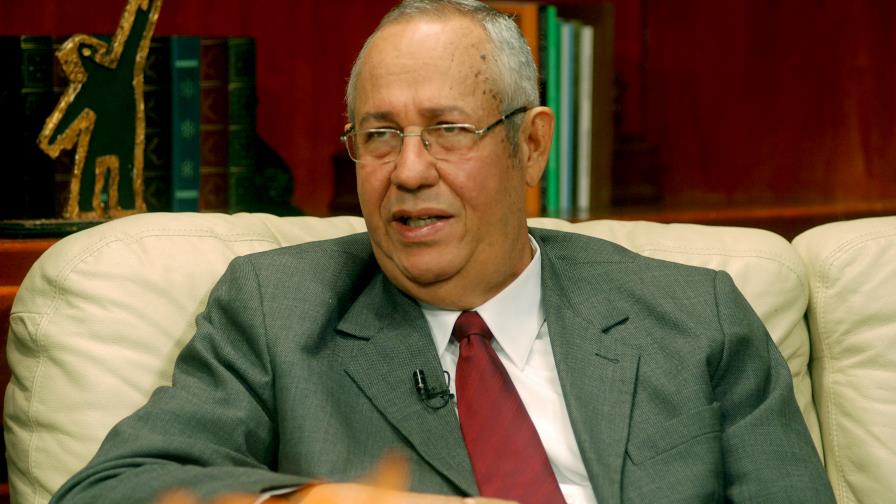 Economistas coinciden en que el gobierno tiene que limitar el endeudamiento Economistas coinciden en que el gobierno tiene que limitar el endeudamiento