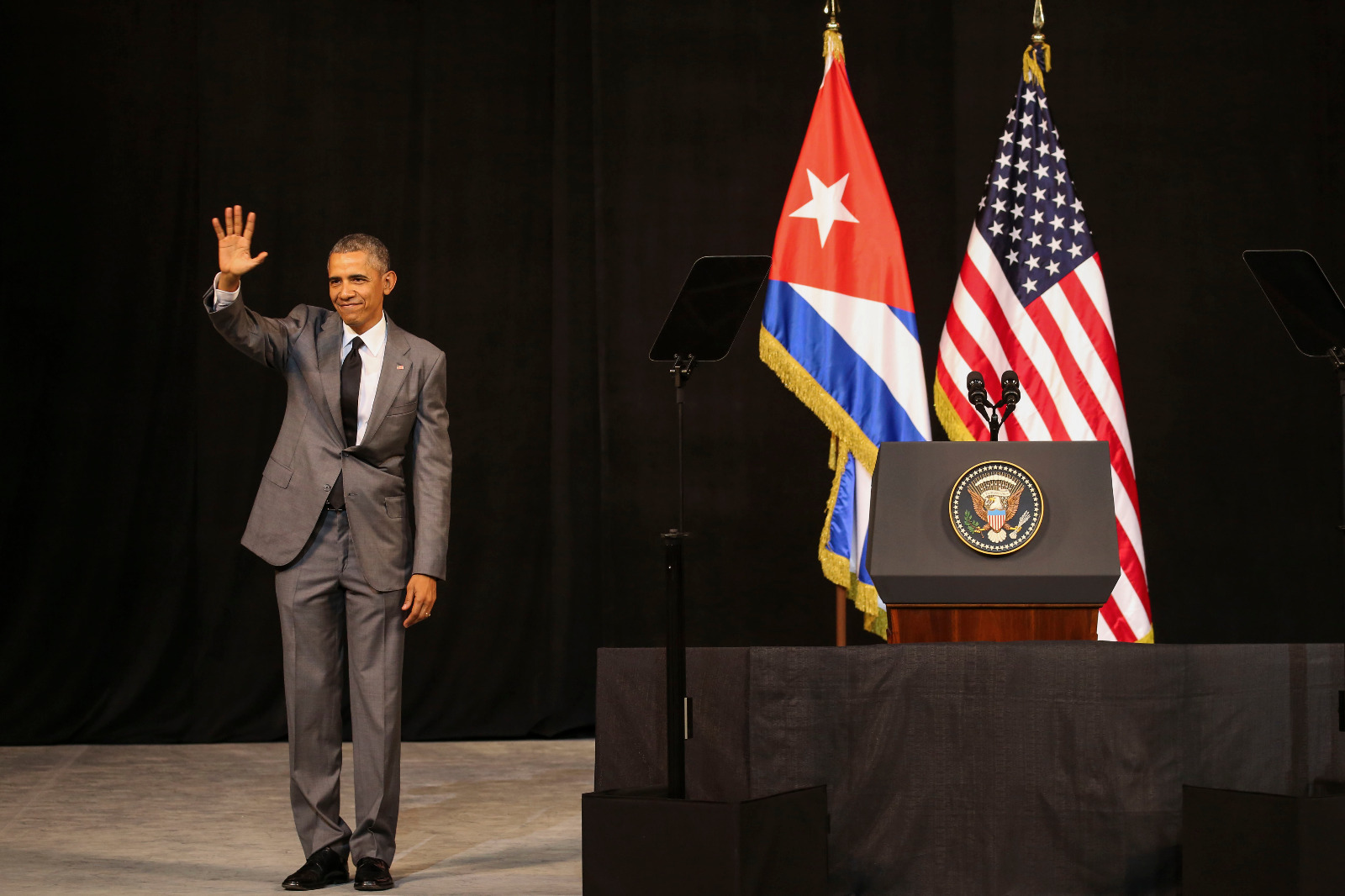 Obama saludando a los presentes Obama saludando a los presentes