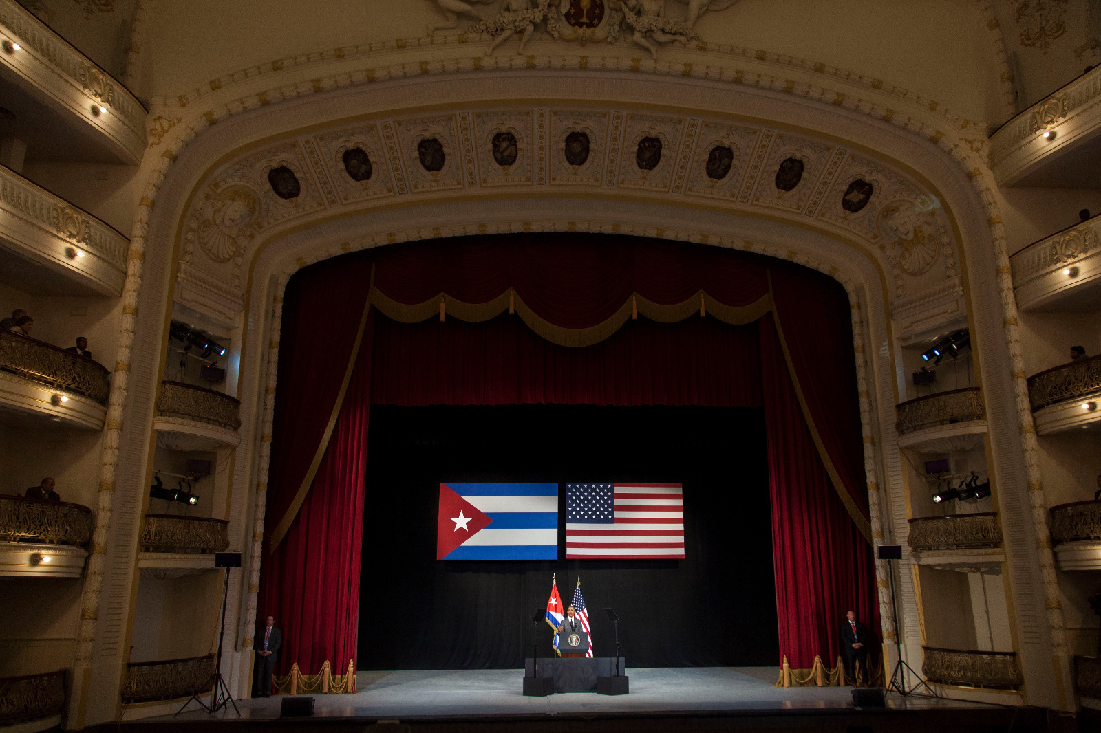 Detrás de Obama las banderas de ambas naciones Detrás de Obama las banderas de ambas naciones