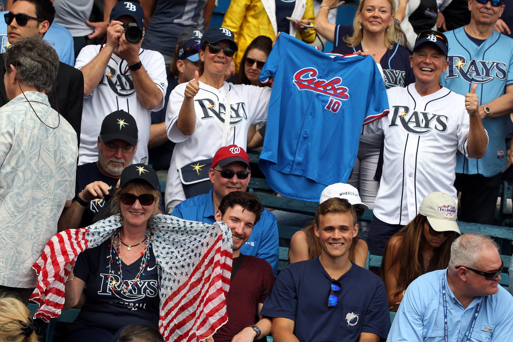Fanáticos esperan, a que inicie el juego entre el equipo de Cuba y Tampa Bay de Estados Unidos en el estadio Latinoamericano en La Habana (Cuba). El presidente de Estados Unidos asistirá a este juego en compañía del mandatario cubano Raúl Castro. Fanáticos esperan, a que inicie el juego entre el equipo de Cuba y Tampa Bay de Estados Unidos en el estadio Latinoamericano en La Habana (Cuba). El presidente de Estados Unidos asistirá a este juego en compañía del mandatario cubano Raúl Castro.