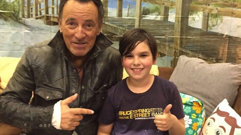 Cantante  Bruce Springsteen firma nota de un niño para la escuela 