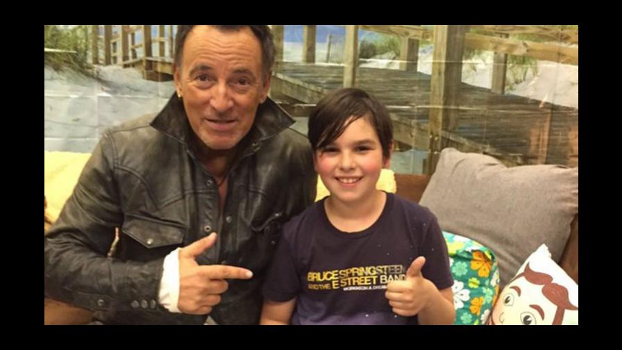 Cantante  Bruce Springsteen firma nota de un niño para la escuela 