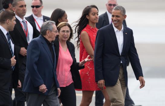 Obama concluye intensa visita a Cuba y Raúl Castro le despide en aeropuerto