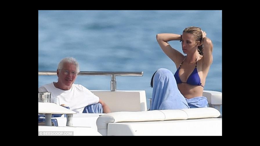 Richard Gere y su novia publican primera foto de sus vacaciones en el país
