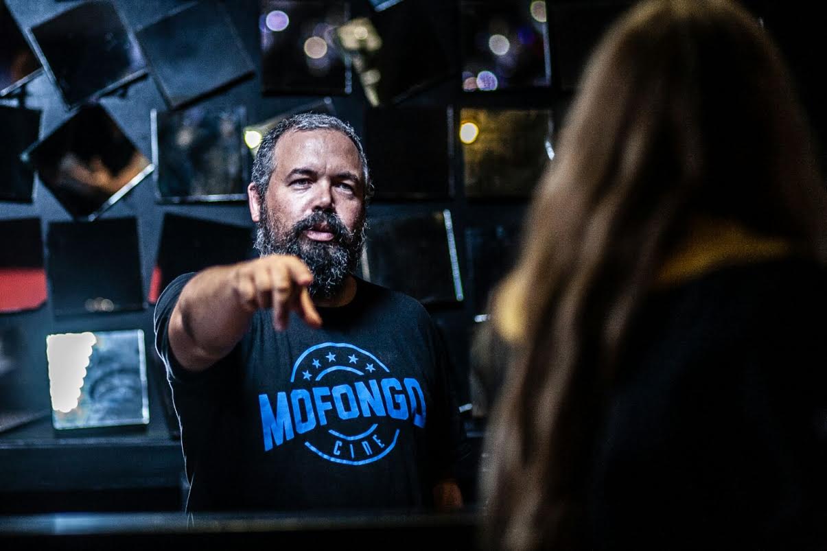 Ernesto Alemany da instrucciones a una actriz