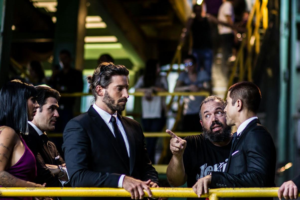 Actores recibiendo instrucciones del cineasta Ernesto Alemany