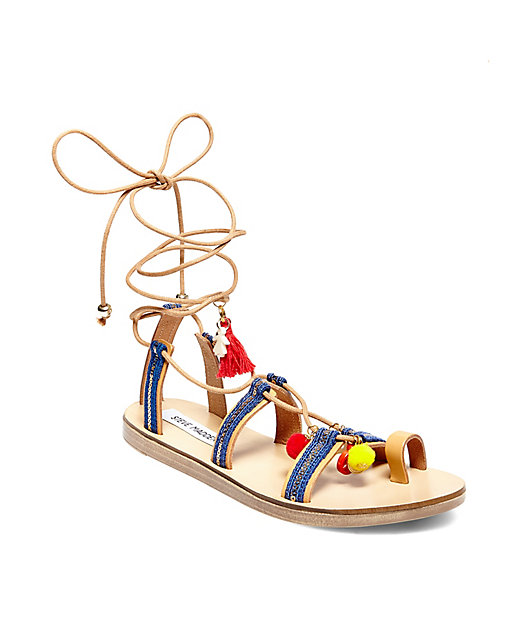 Sandalias de SteveMadden, disponibles en su sitio web. 