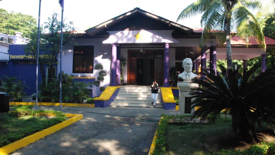 Joven lanza una bomba molotov contra Casa Nacional del PLD