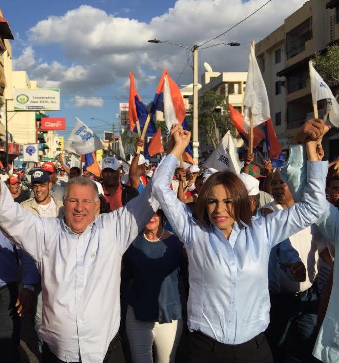 Gilberto Serulle realiza bandereo para “despedir” a vacacionistas de Santiago