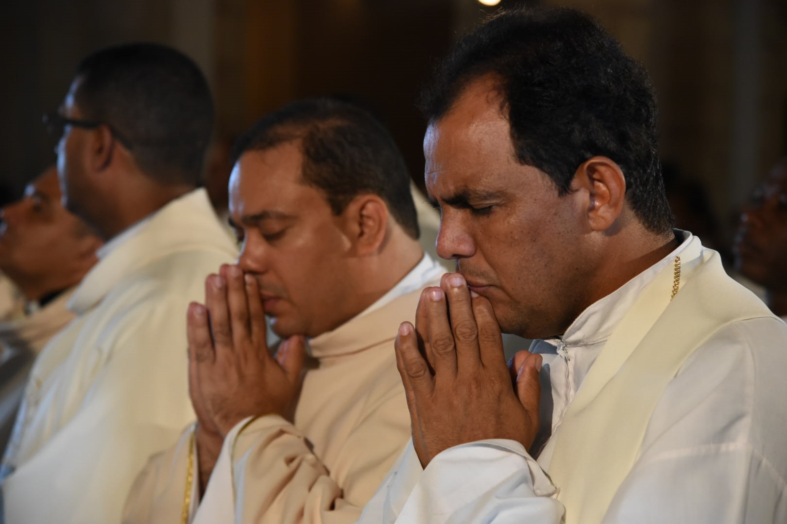 Los sacerdotes durante la Misa Crismal en la Catedral Primada de América