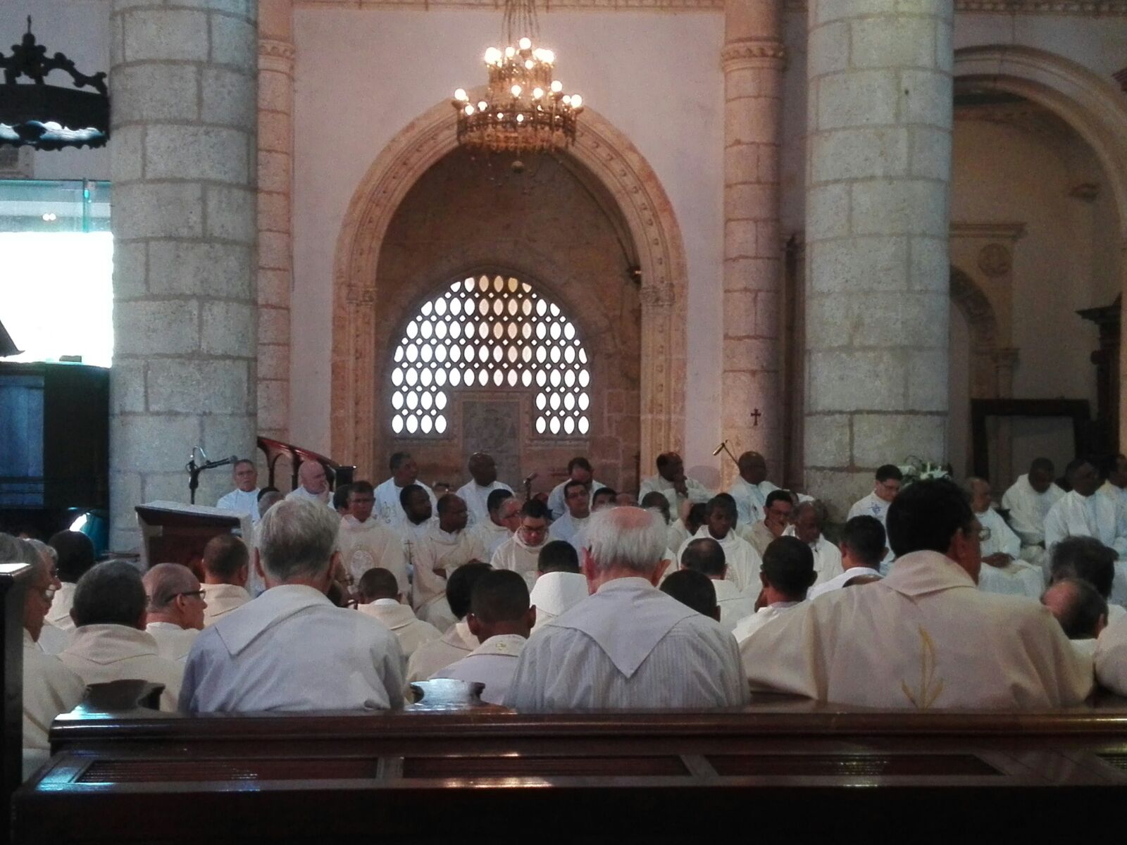 Misa Crismal de este Jueves Santos, donde sacerdotes de la Arquidiócesis de Santo Domingo renovaron sus votos.