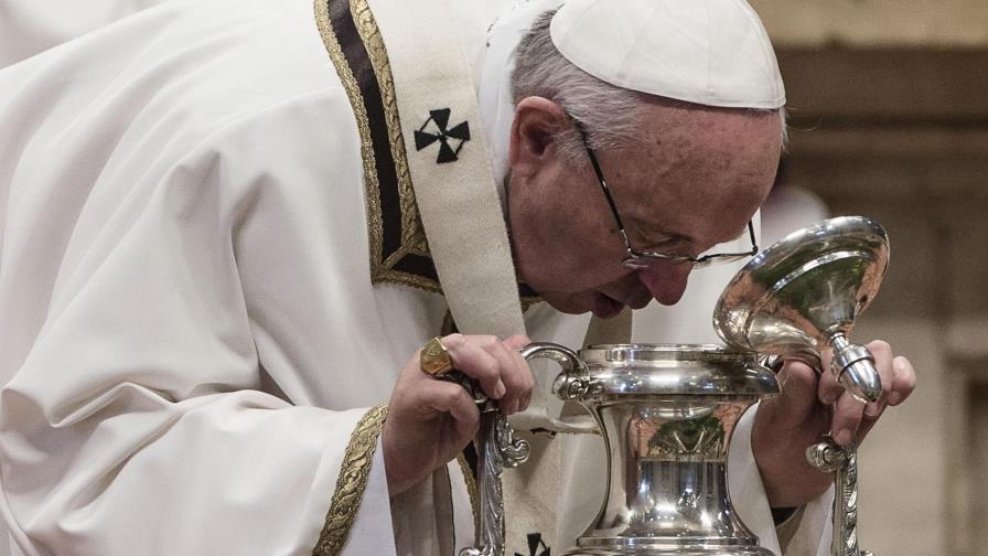 Papa pide a curas que sean ministros de misericordia y ayuden a descartados