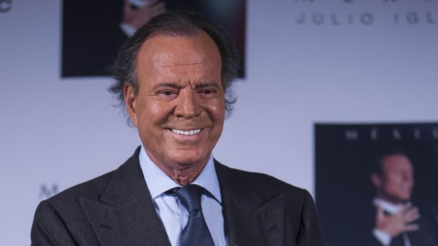 Julio Iglesias aplaza algunos conciertos por inflamación de nervio ciático 