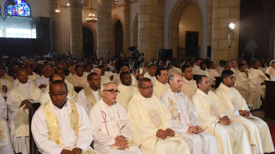 200 sacerdotes renuevan sus votos durante misa del Santo Crisma 200 sacerdotes renuevan sus votos durante misa del Santo Crisma