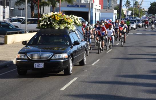 Sepultan los restos de Claudio Caamaño