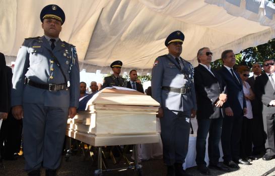 Sepultan los restos de Claudio Caamaño